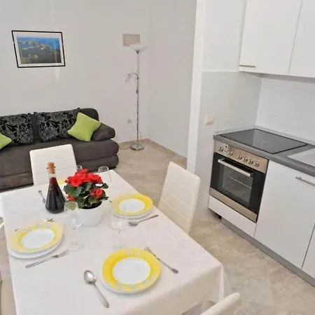 Lägenhet Lenka - One Bedroom With Balcony And Center View A3 *