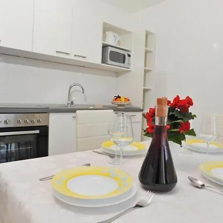Lenka - One Bedroom With Balcony And Center View A3 Sutivan