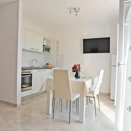 Lenka - One Bedroom With Balcony And Center View A3 Lägenhet *