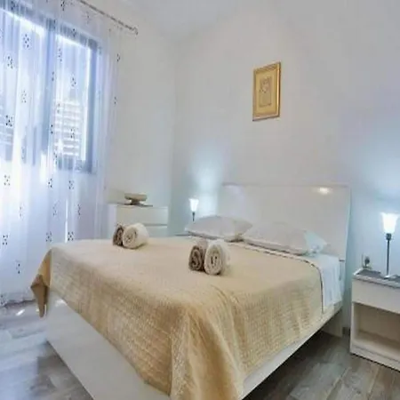 Lägenhet Lenka - One Bedroom With Balcony And Center View A3