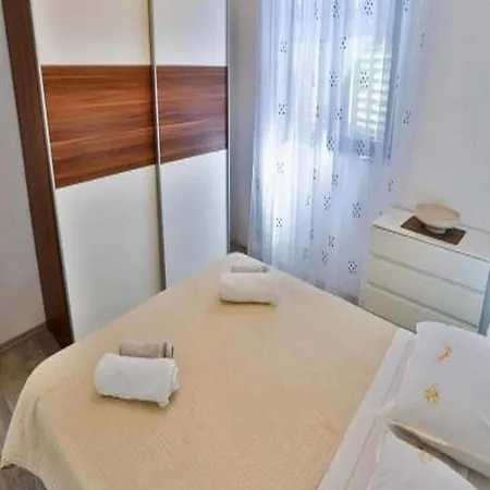 Lenka - One Bedroom With Balcony And Center View A3 Lägenhet Sutivan