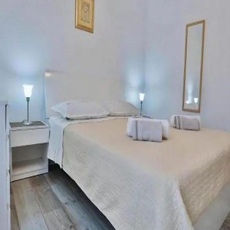 Lenka - One Bedroom With Balcony And Center View A3 Apartament Sutivan